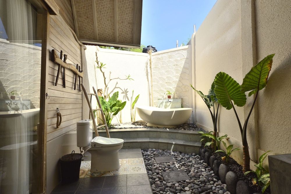 Kompyang Cottage Deluxe Double Room with Bathtub 7