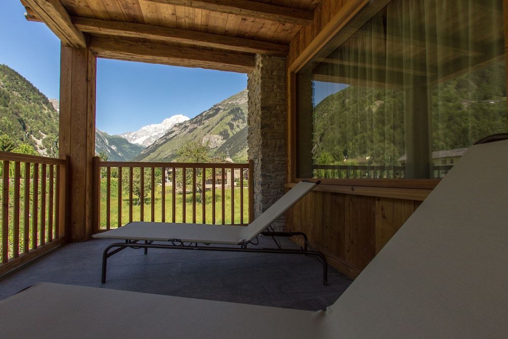 Hotel Les Montagnards Deluxe Room, 1 Bedroom, Terrace, Mountain View 5