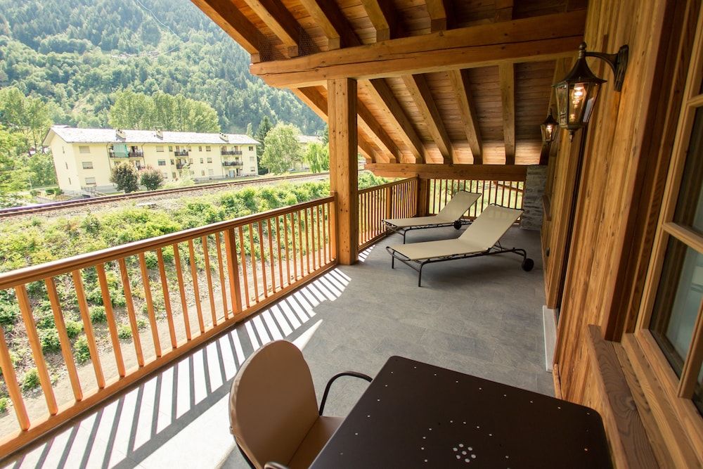 Hotel Les Montagnards Deluxe Room, 1 Bedroom, Terrace, Mountain View 4
