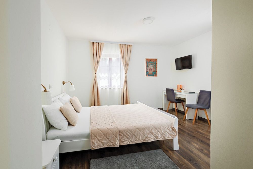 Green Lakes House Double Room