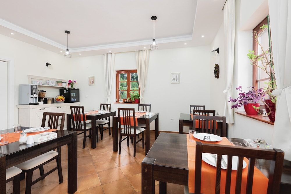 undefined Green Lakes House 10