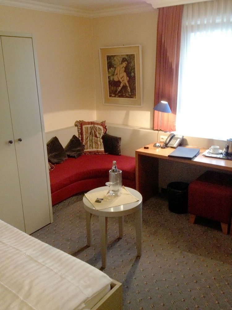 Single Room, Private Bathroom