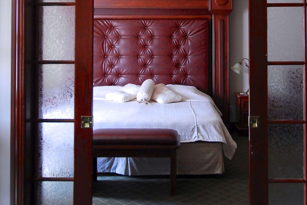 Suite, 1 King Bed, Smoking