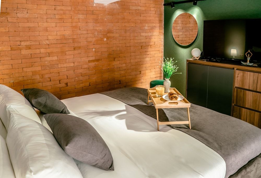 undefined Luxury Inn 4