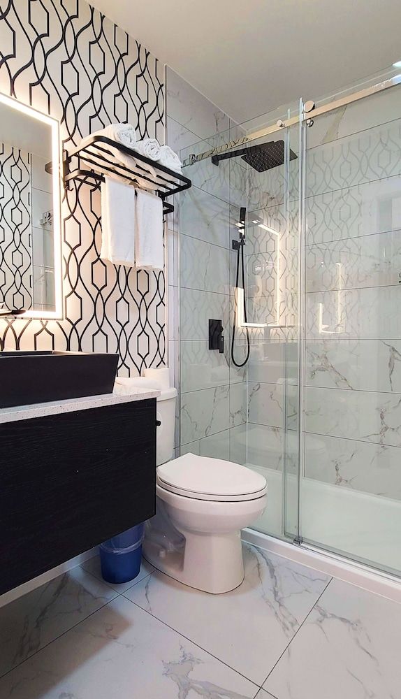 The Spot 2 Queen Room 3