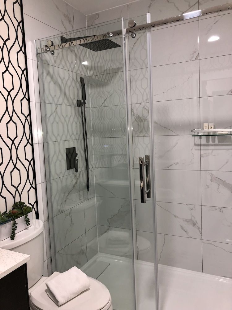 The Spot 2 Queen Room 6