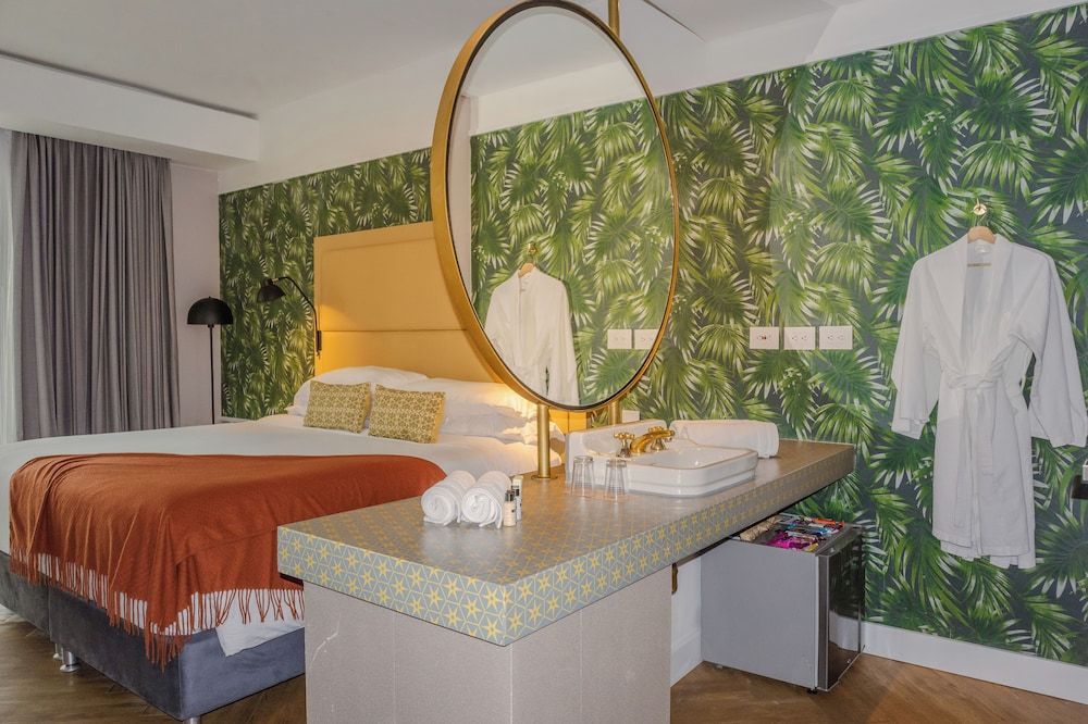 Premium Room, 1 King Bed, Non Smoking, Balcony