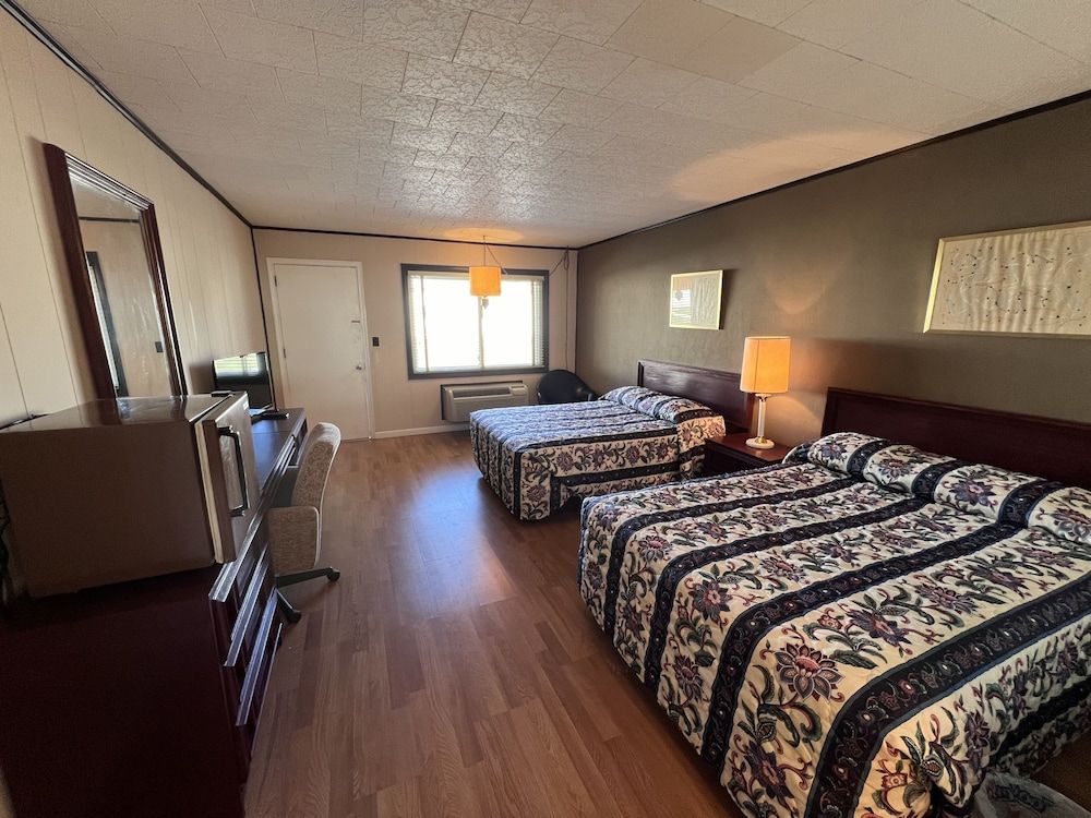 Glenwood Inn - Stroudsburg Standard Double Room, 2 Double Beds, Non Smoking, Park View 2