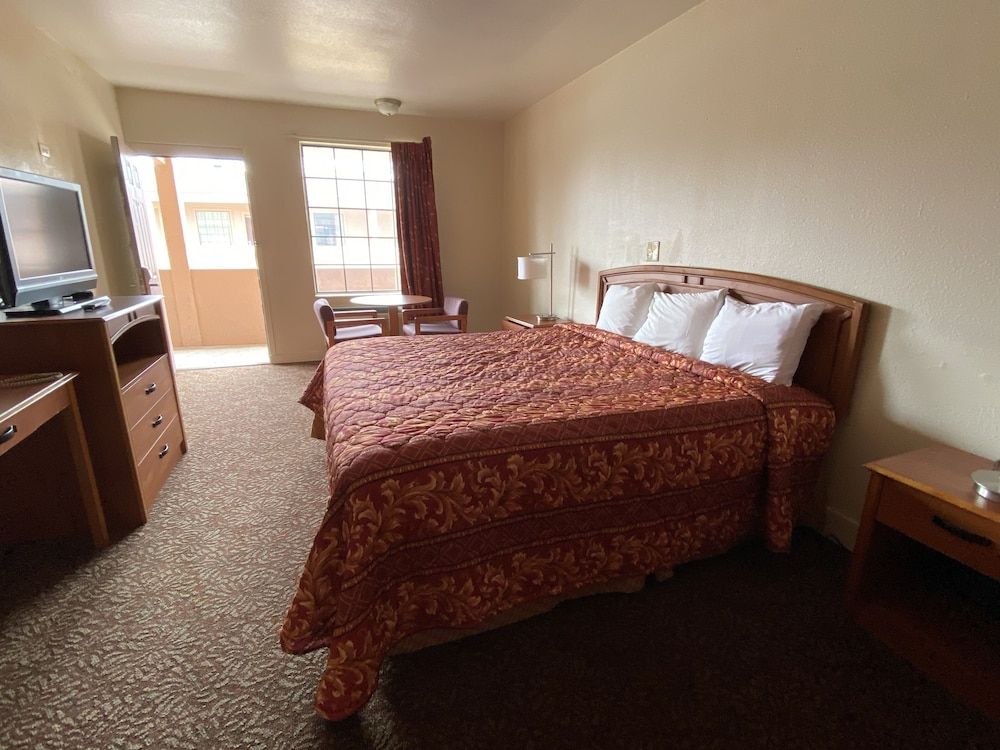Room, 1 King Bed, Smoking