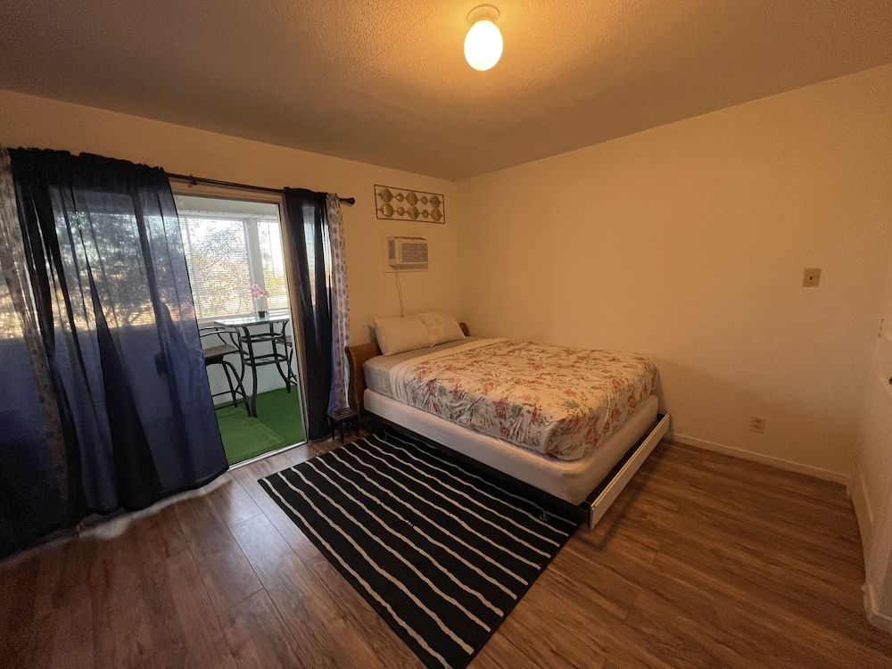 The Yellow Penthouse Basic Double Room, 1 Queen Bed, Balcony, City View 3