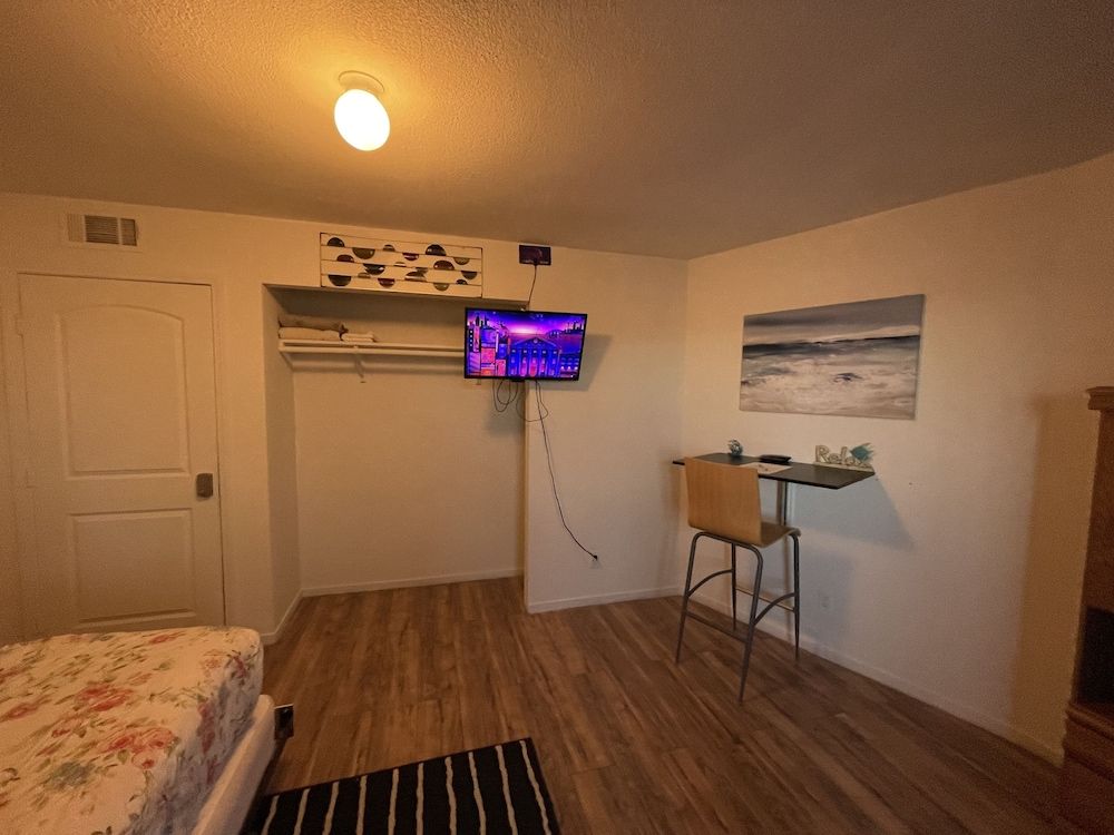 The Yellow Penthouse Basic Double Room, 1 Queen Bed, Balcony, City View 15