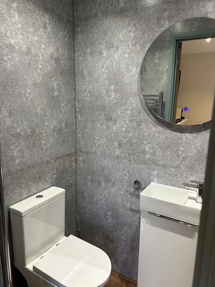 The Ship Single Room, Ensuite (Room 7) 3