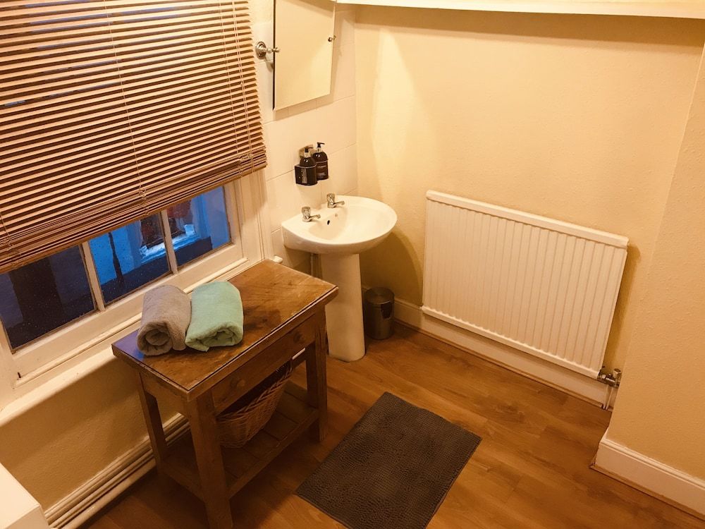 The Ship Triple Room, Shared Bathroom (Room 3) 8