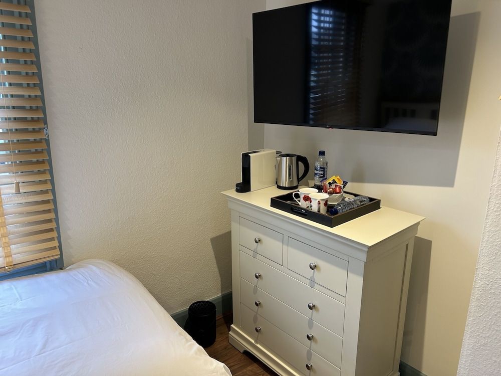 The Ship Single Room, Ensuite (Room 7) 4