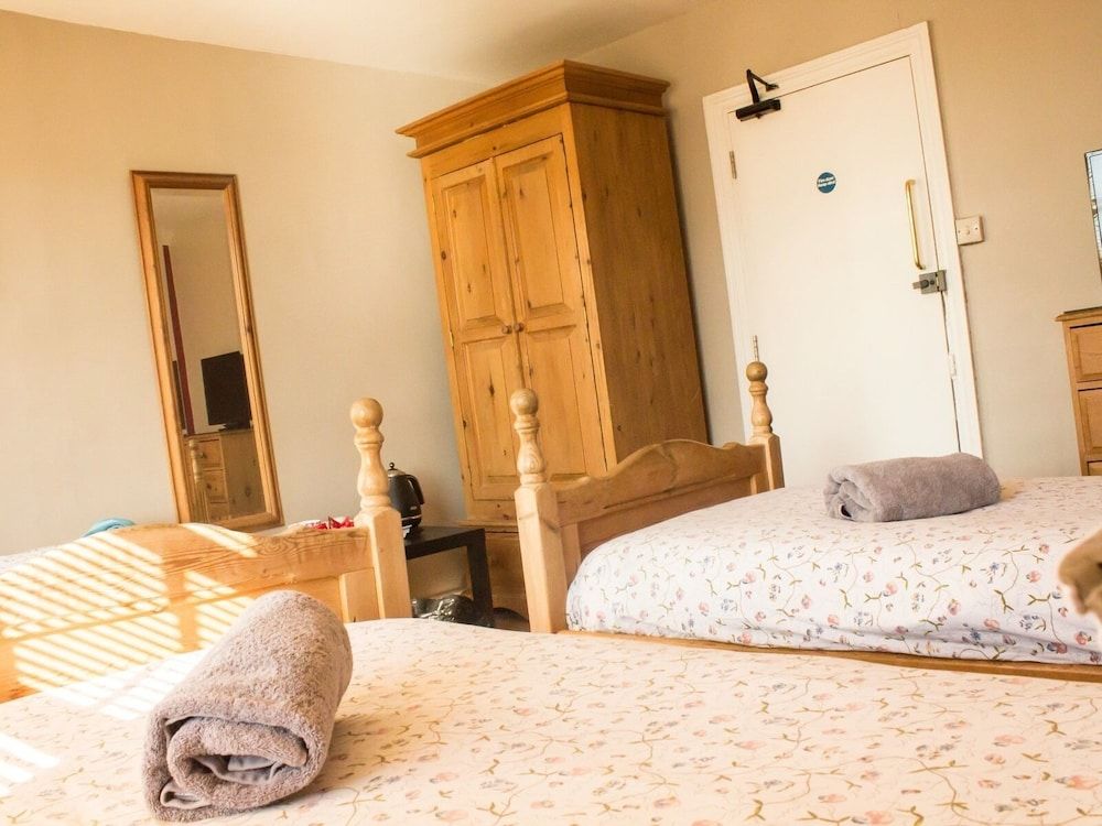 The Ship Triple Room, Shared Bathroom (Room 3)