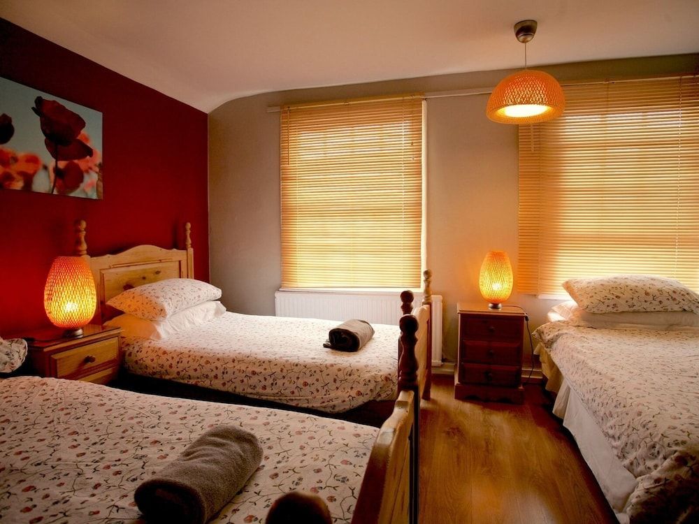 The Ship Triple Room, Shared Bathroom (Room 3) 6