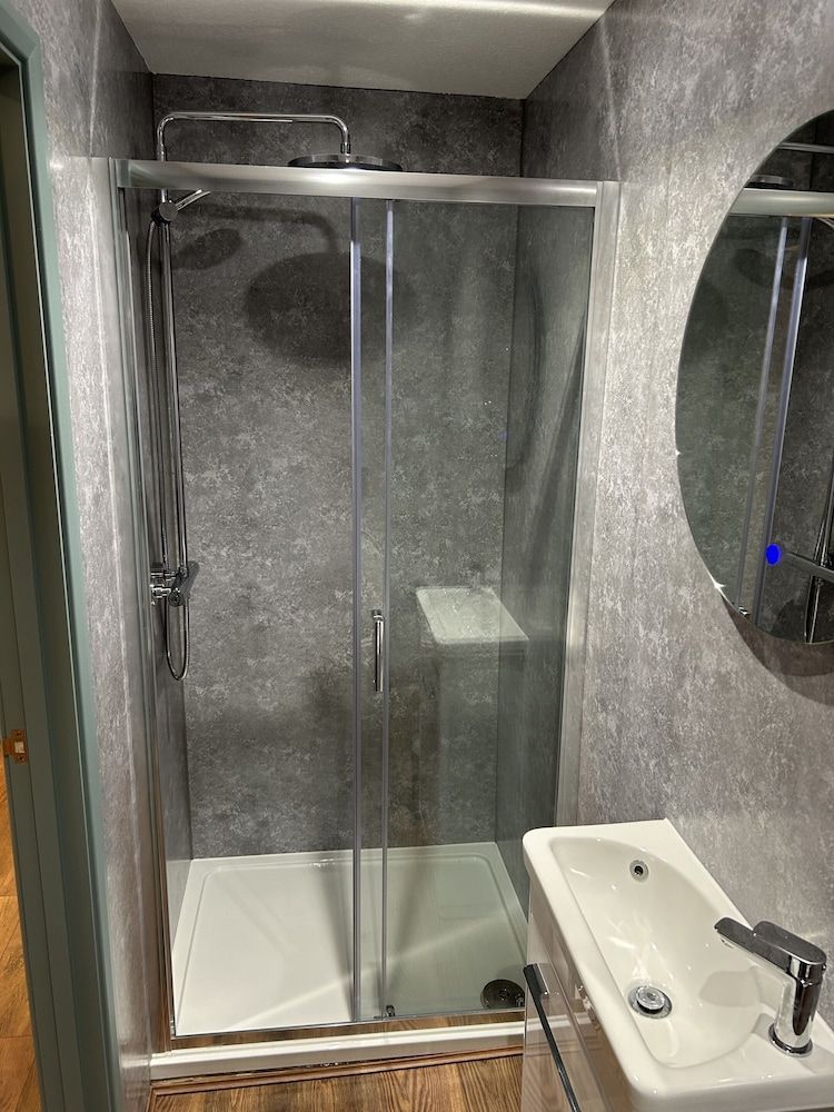 The Ship Double Room, Ensuite (Room 8) 4