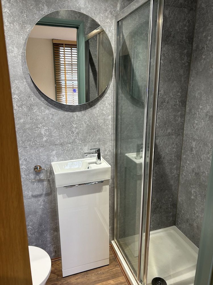 The Ship Single Room, Ensuite (Room 7) 2