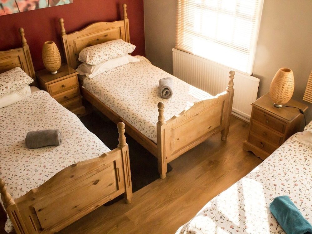 The Ship Triple Room, Shared Bathroom (Room 3) 5