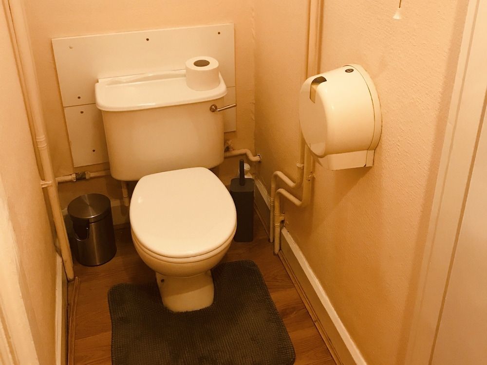 The Ship Triple Room, Shared Bathroom (Room 3) 7