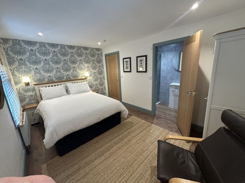 The Ship Double Room, Ensuite (Room 8)