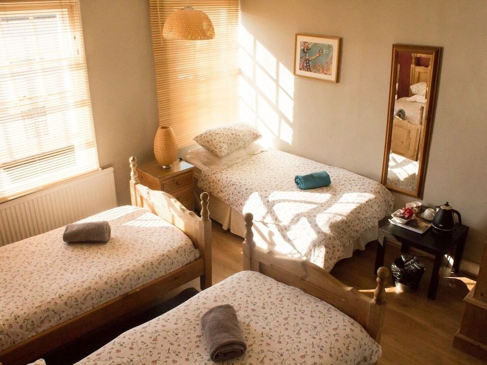 The Ship Triple Room, Shared Bathroom (Room 3) 3