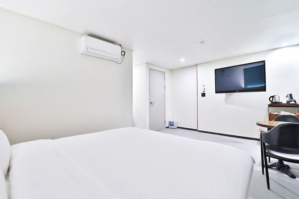 Calm Rest Hotel Busan Sasang Standard Double Room 16