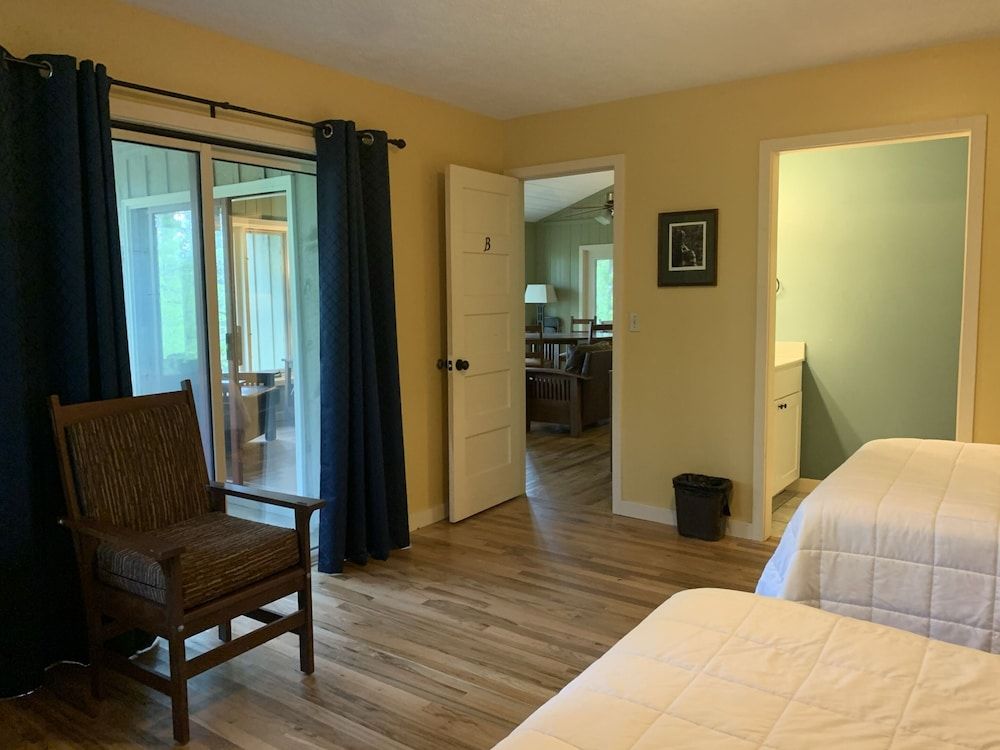 Kanuga Inn & Lodging House, 4 Bedrooms, Mountainside 7