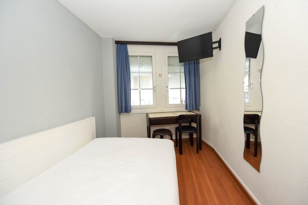 Hotel St Gervais Geneva Double Room, Shared Bathroom 3