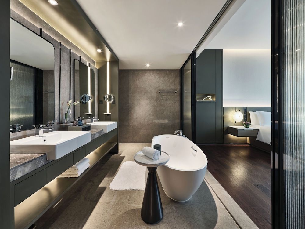 Deluxe Suite, 1 King Bed, Club Lounge Access, Lake View