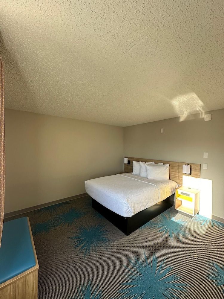 Days Inn by Wyndham Mandan Bismarck Area Suite, Multiple Beds, Non Smoking 2