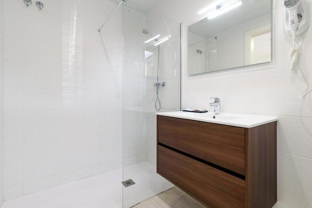 Castell Beach Apartment, 2 Bedrooms 11