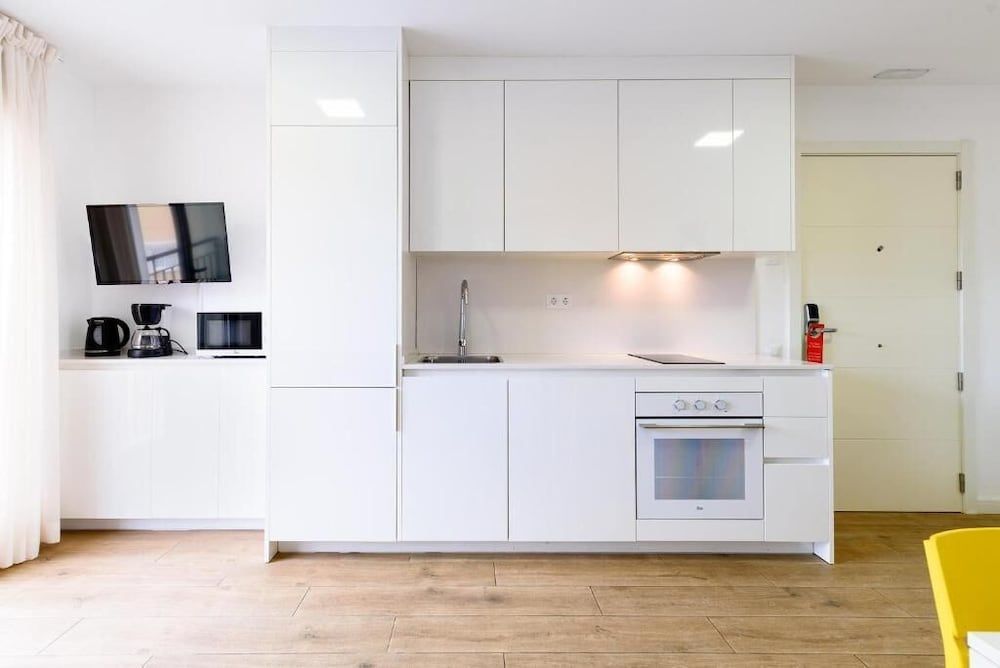 Castell Beach Apartment, 2 Bedrooms 9