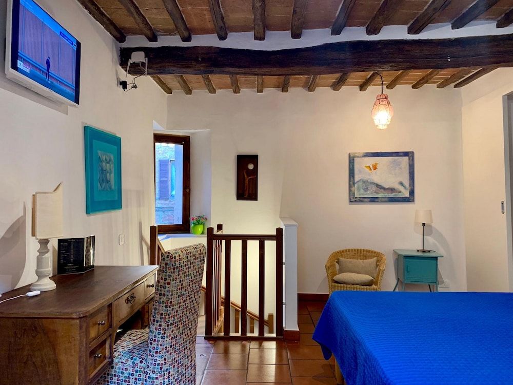 Regis Condo Traditional Apartment, Courtyard View 7