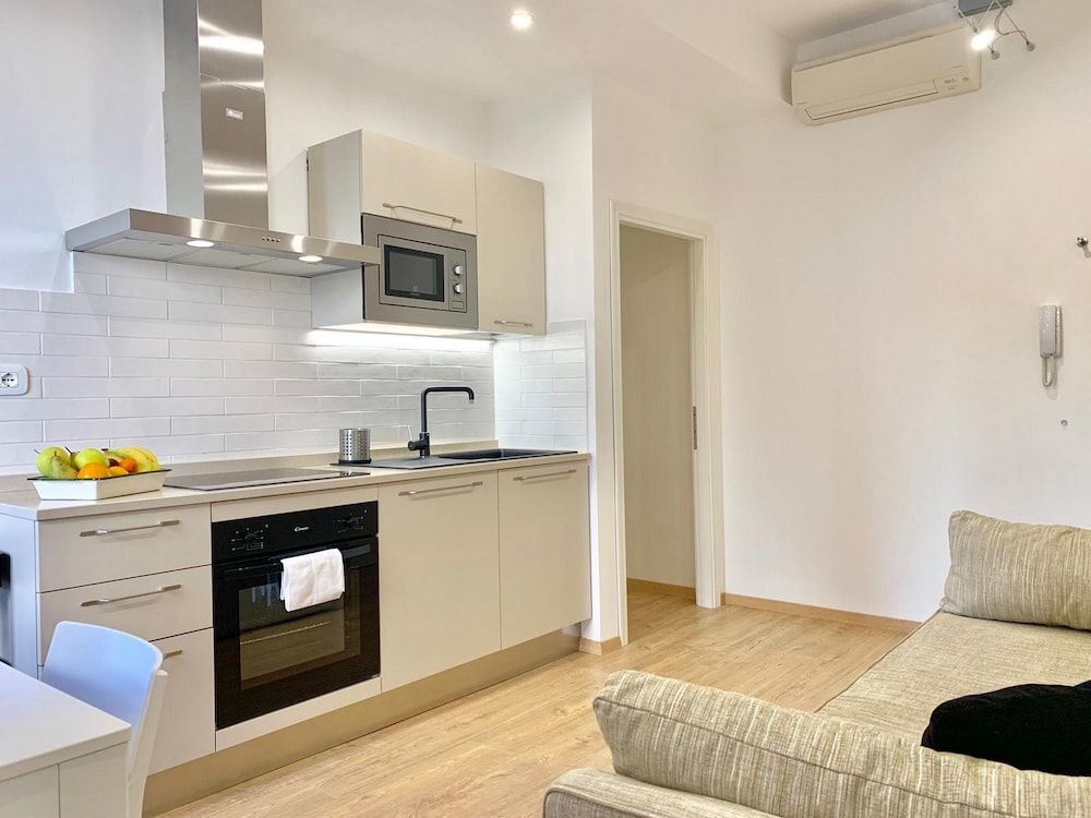 Regis Condo Traditional Apartment, Courtyard View 6