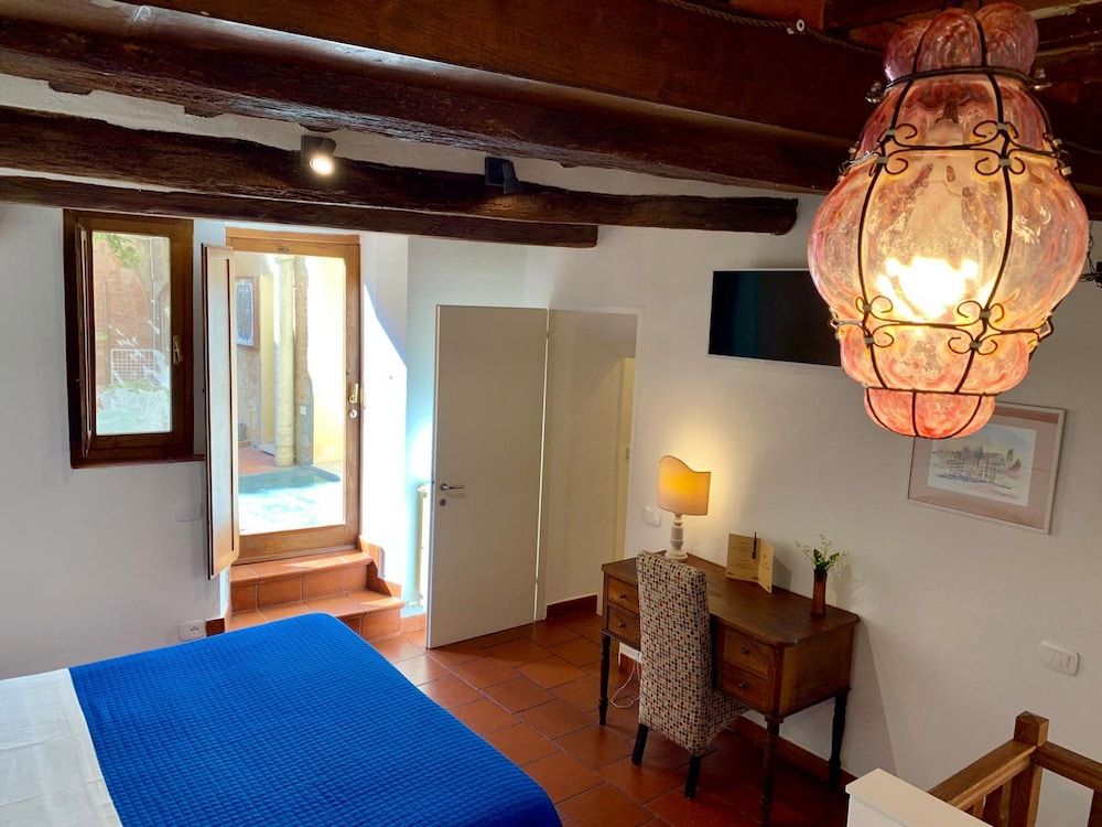 Regis Condo Traditional Apartment, Courtyard View 9