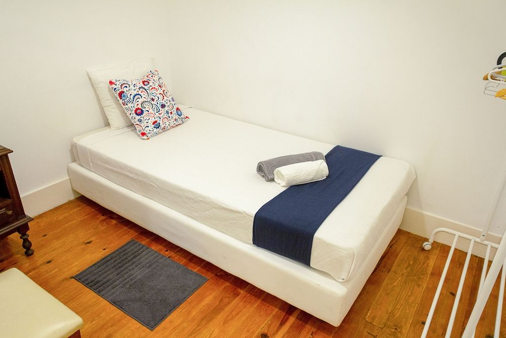 Single Room, Shared Bathroom (Interior Room)