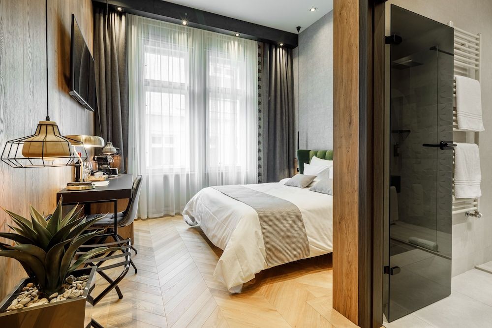 Schuster Boarding House Deluxe Room 7