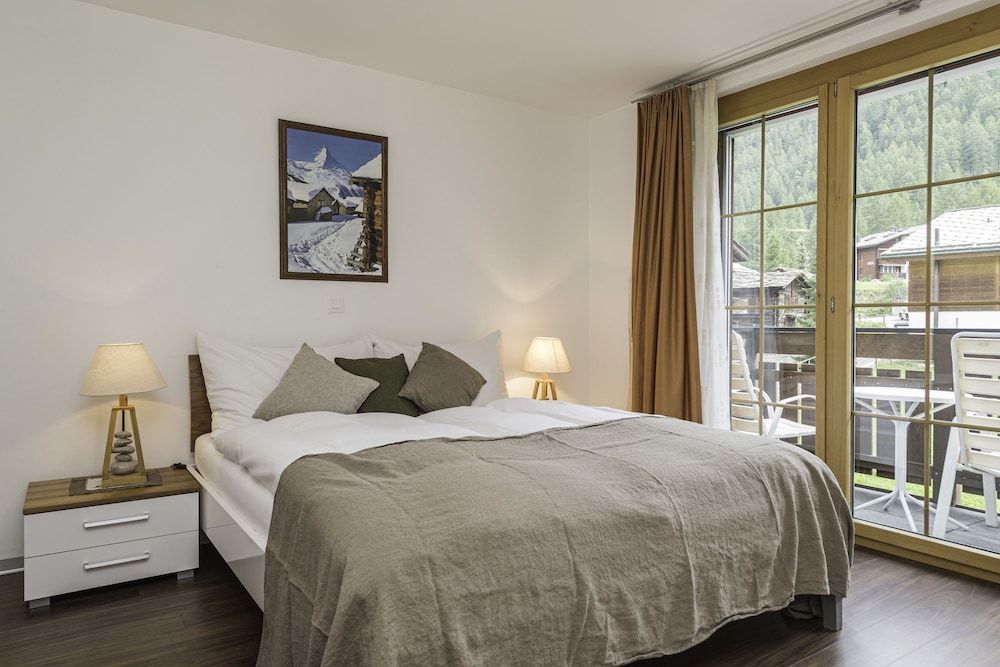 Chalet Monte Cristo Deluxe Duplex, 3 Bedrooms, Fireplace, Mountain View 2