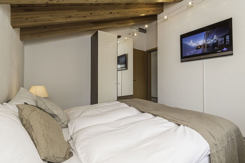 Chalet Monte Cristo Deluxe Duplex, 3 Bedrooms, Fireplace, Mountain View 7