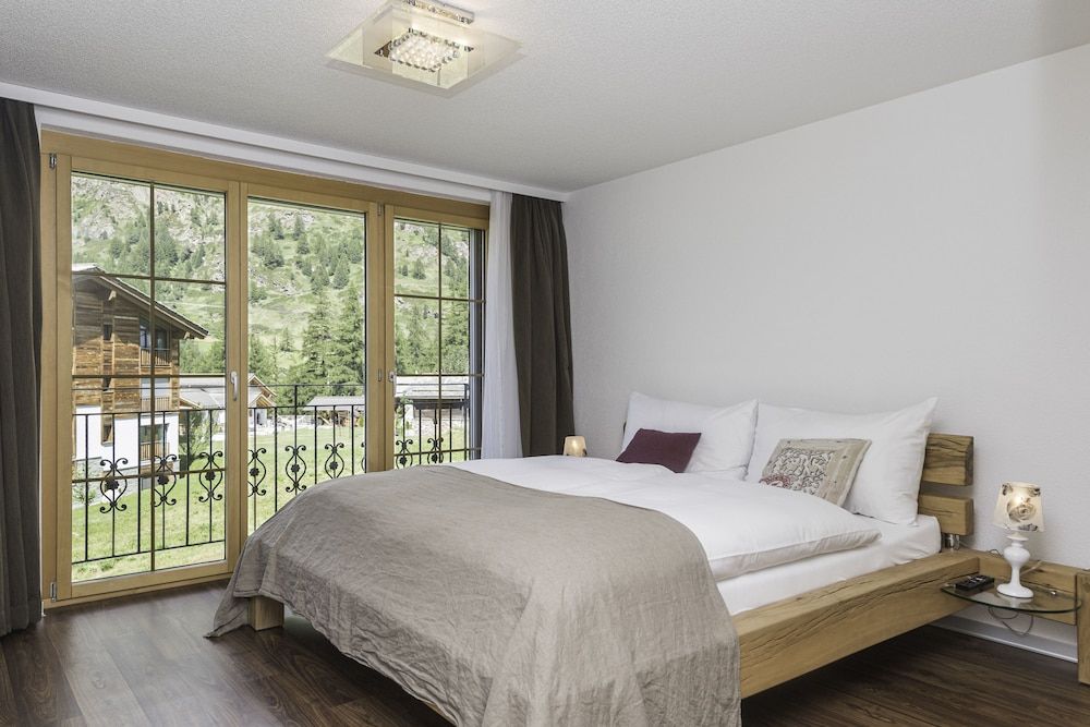 Chalet Monte Cristo Deluxe Apartment, 3 Bedrooms (1st Floor) 2