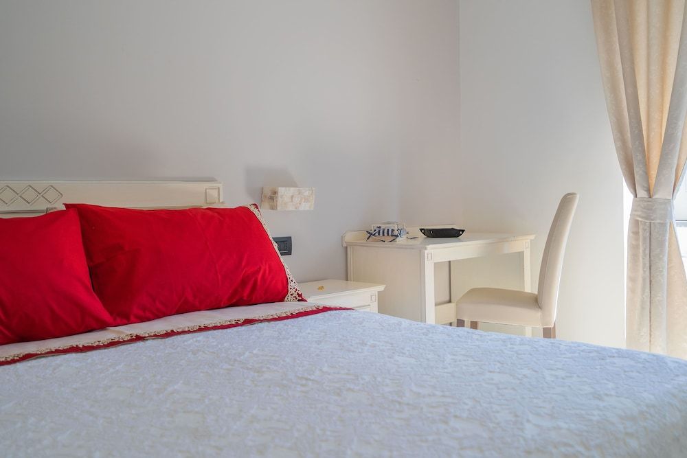 Lemon Factor Sorrento Superior Double Room, 1 King Bed 4