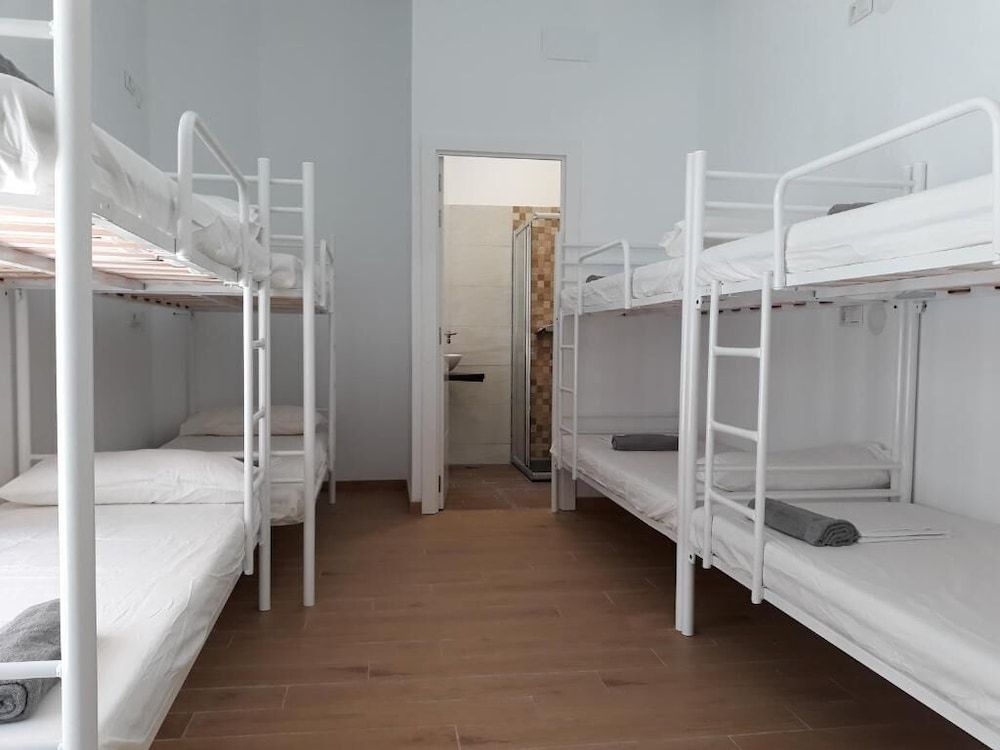 Hub Hostel Seville Shared Dormitory, Mixed Dorm (1 bed in 16 Bed Dorm) 8