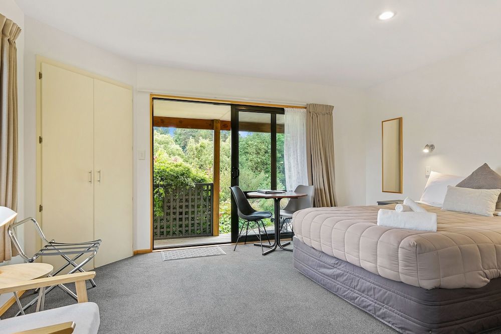 Alpine Garden Motel Standard Studio, Non Smoking, Kitchenette (Studio - Couples Retreat) 2