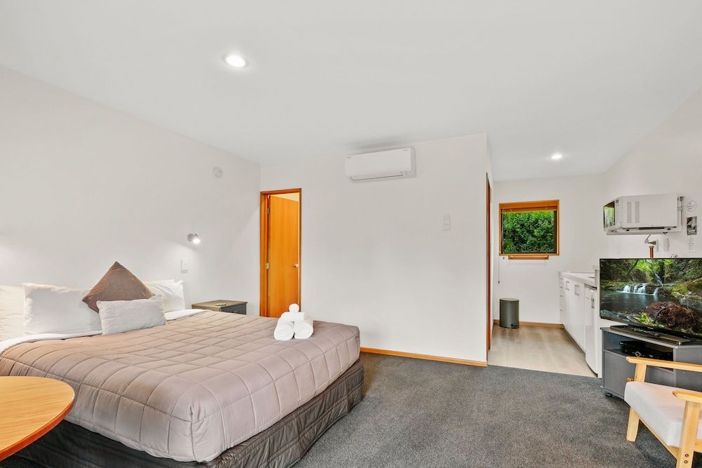 Alpine Garden Motel Standard Studio, Non Smoking, Kitchenette (Spa Bath Couples Retreat) 2