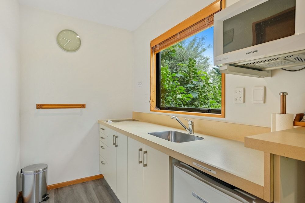 Alpine Garden Motel Standard Studio, Non Smoking, Kitchenette (Studio - Couples Retreat) 5