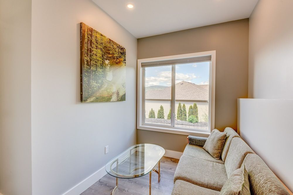 Adela's Bed and Breakfast Premier Double Room, 1 King Bed, Mountain View 3