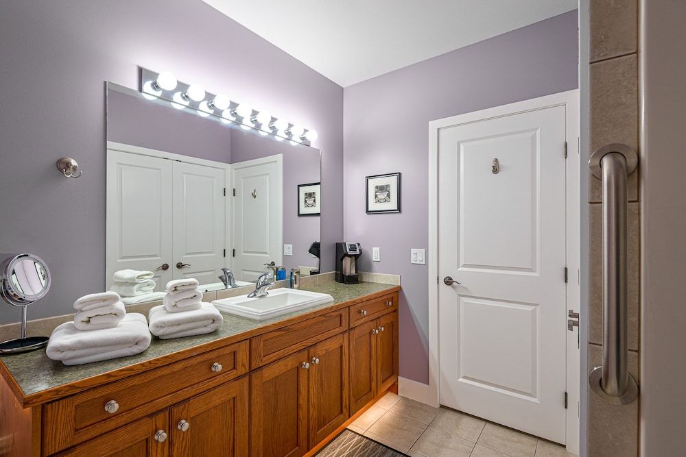 Adela's Bed and Breakfast Deluxe Double Room, 1 King Bed, Mountain View 4