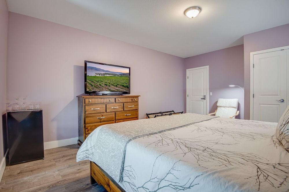 Adela's Bed and Breakfast Deluxe Double Room, 1 King Bed, Mountain View 2