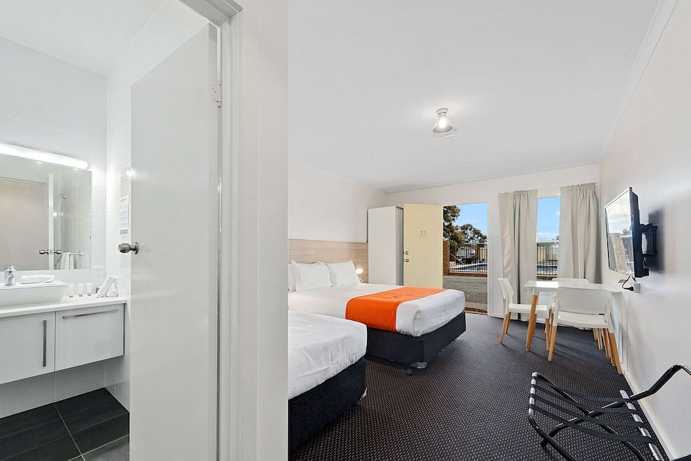 Standard Room (1 Queen Bed, 1 Twin Bed)